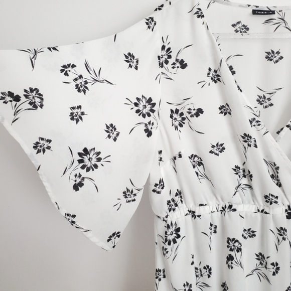 Torrid White & Black Floral Top Size 1 - Picture 2 of 5